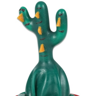Figura decorativa de cactus verde com detalhes amarelos e base vermelha