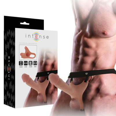Strap-on oco em silicone cor pele com cinto preto ajustável na cintura de homem sem camisa