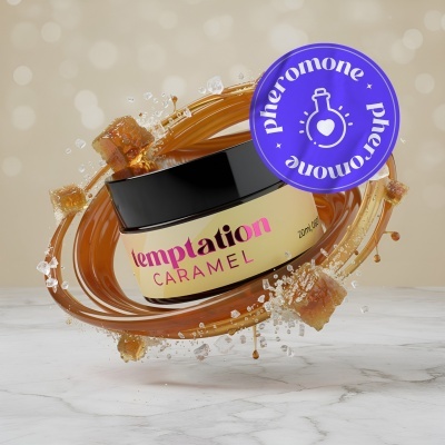 Frasco de creme com rótulo bege e texto rosa rodeado por caramelo e açúcar