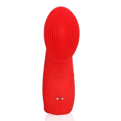 Escova elétrica facial vermelha com textura de pontos