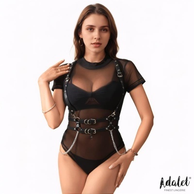 Modelo com lingerie preta transparente e arnês de couro