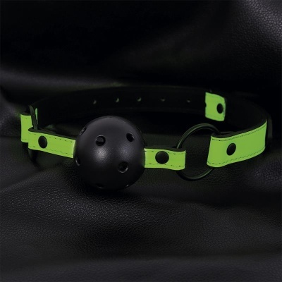 Colar com bola de gag preta em correia verde fluorescente sobre fundo preto