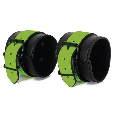 Algemas de couro preto com correias verdes e fivelas metálicas