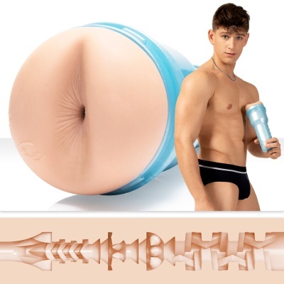 Dispositivo sexual masculino azul com textura interna detalhada e homem jovem com cueca preta segurando-o