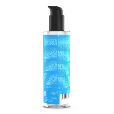 Frasco de plástico transparente com doseador preto e rótulo azul com texto multilingue