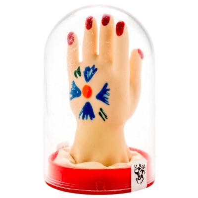 Figura decorativa de mão em plástico com unhas vermelhas e desenho na palma dentro de campânula