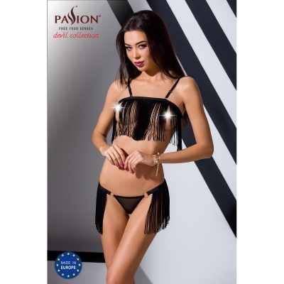 Mulher usando conjunto de lingerie preto com franjas da Passion devil collection, fundo cinza com faixas pretas e brancas.