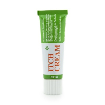 Frasco branco com rótulo verde e texto laranja e branco.