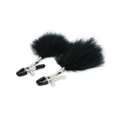 Pinças metálicas com pompons de penas pretas
