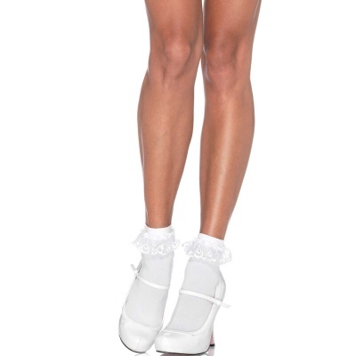 Sapatos brancos de salto com meias brancas com babados