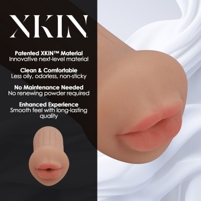 Produto XKIN com textura de lábios em cor pele clara e texto promocional