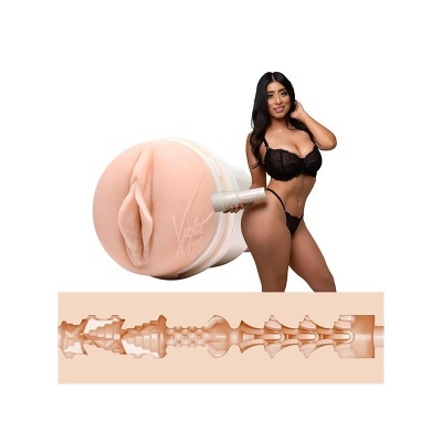 Masturbador masculino em material cor de pele com formato realista e mulher com lingerie preta