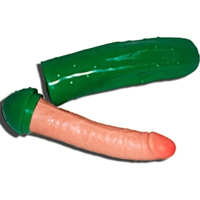 Dois objetos alongados, um verde tipo pepino e outro cor de pele com ponta vermelha, sobre fundo branco.
