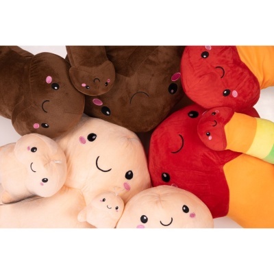 Conjunto de peluches coloridos com rostos sorridentes e texturas macias.