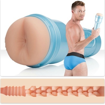 Masturbador masculino azul com interior texturizado e homem com roupa interior azul segurando o produto