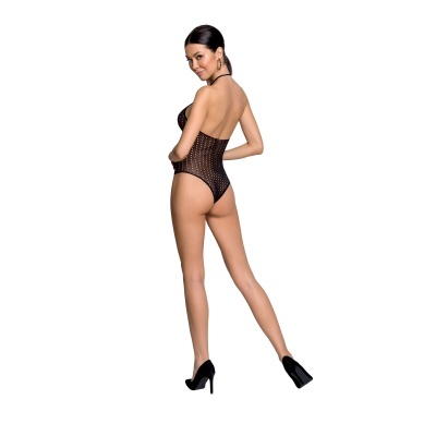 Mulher com body preto de malha furada e salto alto preto