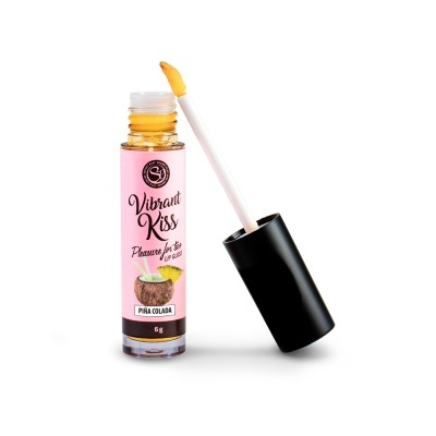 Gloss labial Vibrant Kiss Piña Colada em frasco com tampa preta e etiqueta rosa