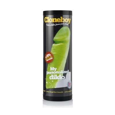 Embalagem preta cilíndrica com texto Cloneboy e imagem verde de dildo