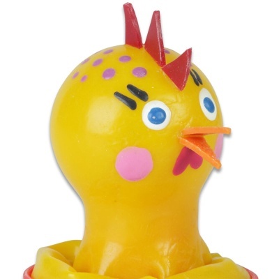 Brinquedo de galinha amarelo de borracha com detalhes vermelhos, olhos azuis e bochechas cor-de-rosa
