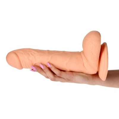 Dildo realista cor pele com ventosa segurado por mão com unhas rosa