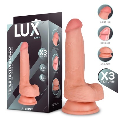 Dildo textura tripla cor pele com base sólida ao lado da sua embalagem preta e cinza com texto