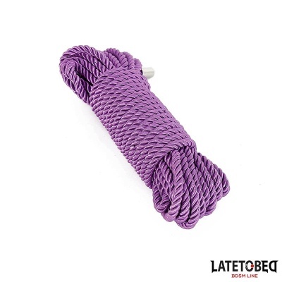 Cordão torcido roxo enrolado em rolo com ponta metálica
