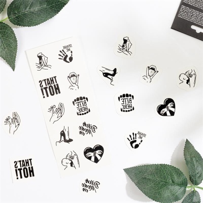 Autocolantes temporários com desenhos e frases em preto e branco sobre fundo branco