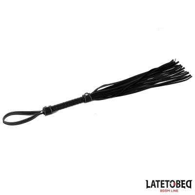 Chicote preto com tiras e cabo com argola, em fundo branco, logótipo LATETOBED BDSM LINE