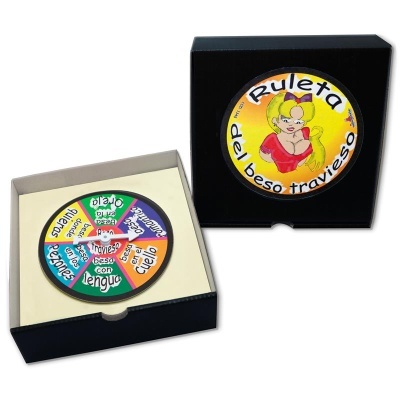 Jogo Ruleta del beso travieso com roda colorida e caixa preta com etiqueta amarela e desenho animado