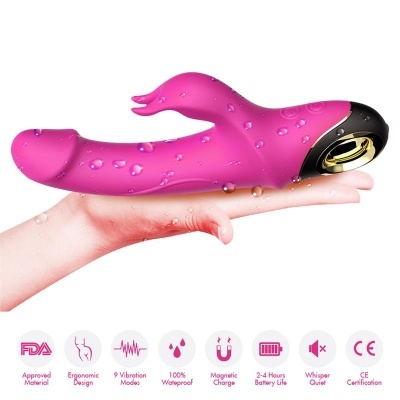 Vibrador rosa com design ergonómico e duas pontas distintas sobre uma mão