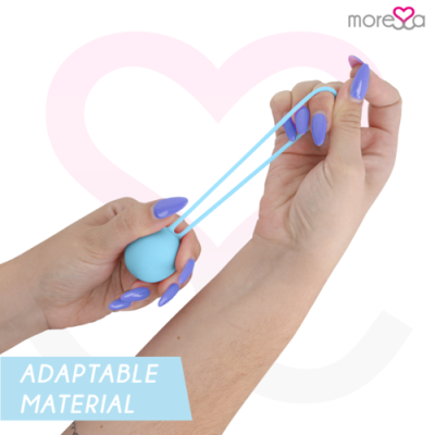 Bolas de exercício Kegel azuis em material adaptável sendo esticadas