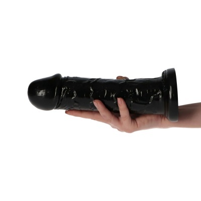Dildo preto grande segurado por mão sobre fundo branco