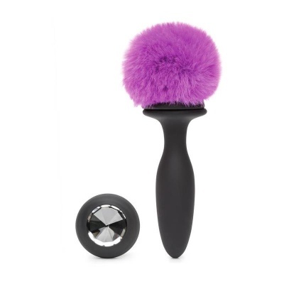 Dois acessórios em silicone preto, um com pompom roxo e outro com cristal facetado