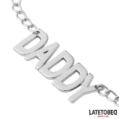 Pulseira metálica prateada com as letras DADDY e corrente