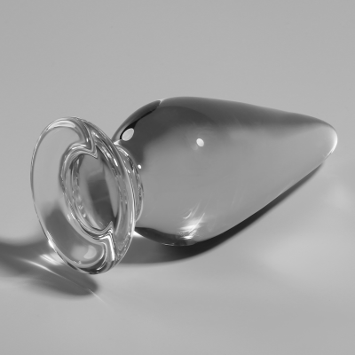 Objeto de vidro transparente cónico com base circular larga