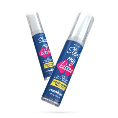 Duas embalagens azuis de produto com tampa transparente, texto branco e rosa, sabor energy drink.