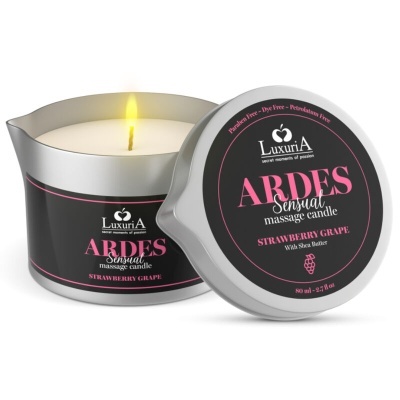 Vela de massagem LuxuriA ARDES Sensual Strawberry Grape em recipiente metálico prateado com tampa preta aberta, uma vela acesa.
