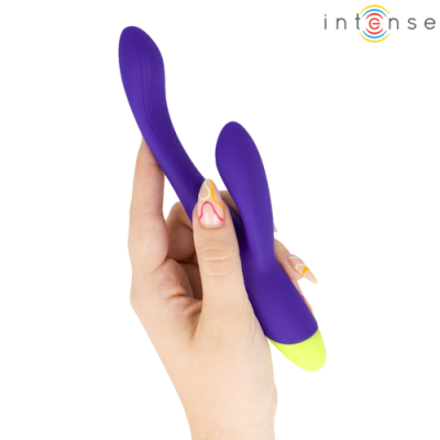 Vibrador roxo com ponta amarela, textura ondulada, mão segurando, fundo branco