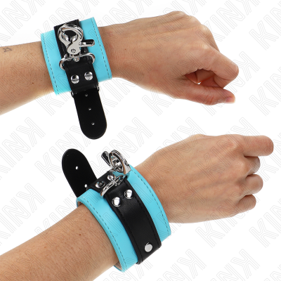 Pulseiras de couro azul e preto com fivela metálica nos pulsos