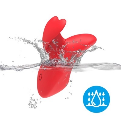 Produto vermelho anatómico submerso em água com salpicos