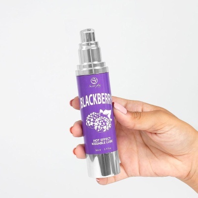 Produto spray lubrificante blackberry roxo com texto e imagem, mão segurando.