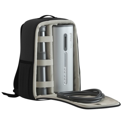 Mochila preta aberta com aparelho VacuGuide2 branco e componentes organizados no interior