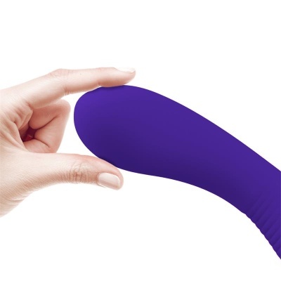 Objeto roxo flexível segurado por mão