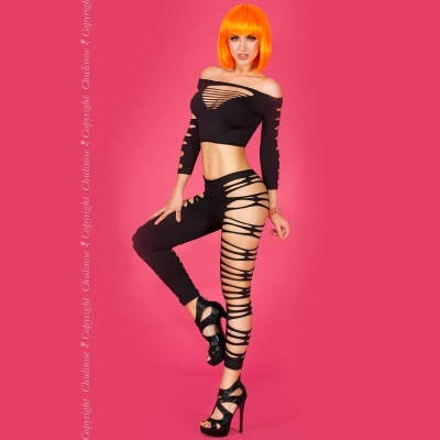 Conjunto feminino preto com recortes em tiras e peruca laranja em fundo rosa