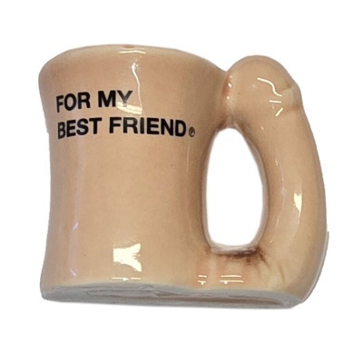 Caneca cerâmica bege em forma de braço com texto para melhor amigo
