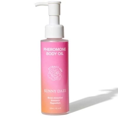 Frasco de óleo corporal com rótulo rosa e dispensador branco