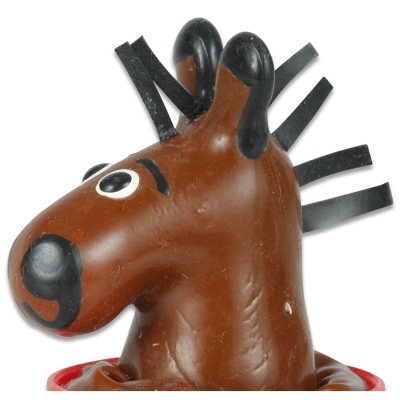 Figura decorativa de cavalo em plástico castanho com detalhes pretos e base vermelha