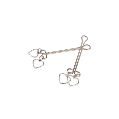 Dois ganchos de metal com pendentes em forma de coração