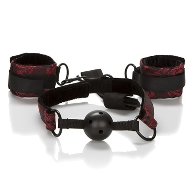 Algemas e mordaça com bola preta em tecido vermelho e preto com padrão floral