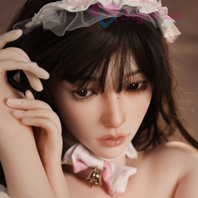 Boneca com tiara branca e colar com laço rosa e sino dourado
